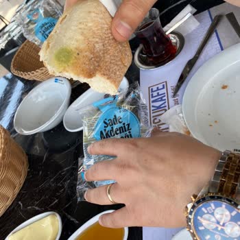 Restoranda Küflü Ve Süresi Dolmuş Ekmek Sunumu