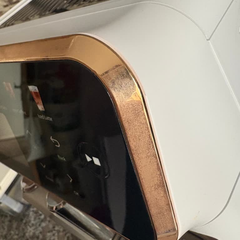 Philips Lattego EP5543/80 Espresso Makinesinde Gold Çerçeve Renk Bozulması