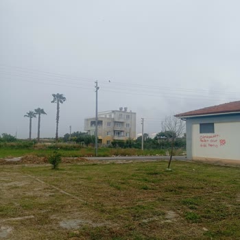 Karaduvar Parkında Üstü Kapalı Oturma Alanı Eksikliği Vatandaşları Zorluyor