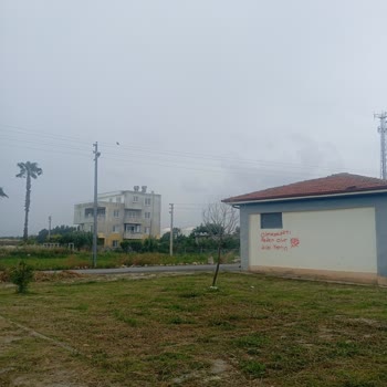 Karaduvar Parkında Üstü Kapalı Oturma Alanı Eksikliği Vatandaşları Zorluyor