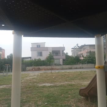 Karaduvar Parkında Üstü Kapalı Oturma Alanı Eksikliği Vatandaşları Zorluyor
