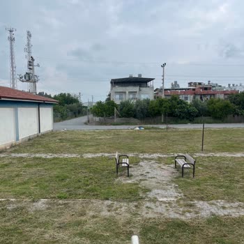 Üstü Kapalı Oturma Alanı Olmadan Park Kullanımı Güneş Ve Yağmurda Zor