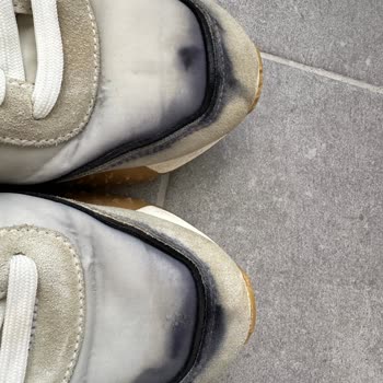 Lacoste Ayakkabısının Renk Şeridi Yağmurda Akıp Kalıcı Lekeler Bıraktı