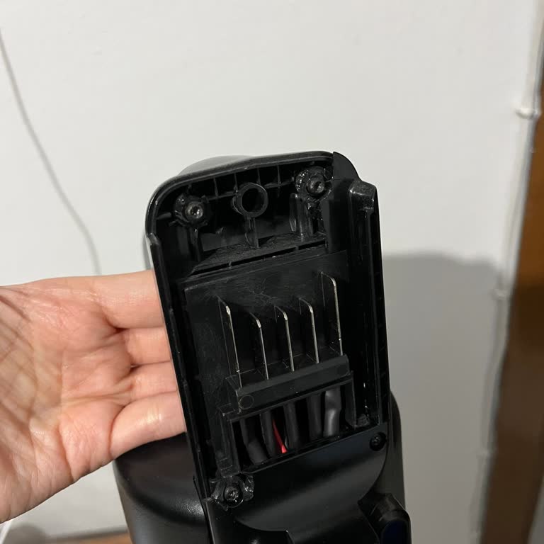 Philips Süpürge Batarya Yuvası Kırıldı Ve Boru Tutma Mekanizması Çözülüyor
