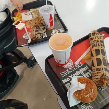Usta Dönerci Dönerde Tavuk Tüyü Çocuk Menüsünden Çıktı, Sağlık Skandalı