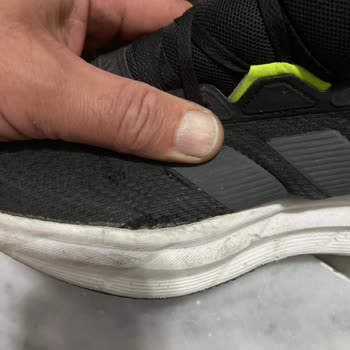 In Street Mağazasında Satın Alınan Adidas Ayakkabıda Erken Yırtılma, Mağaza Sorumluluk Reddi