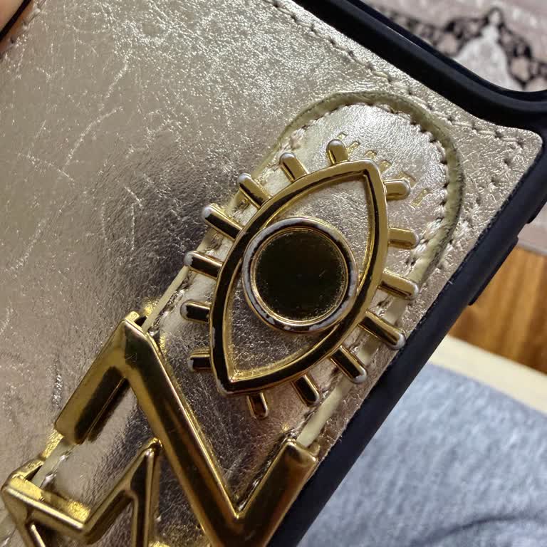 Kısa Sürede Deforme Olan Telefon Kılıfı Ve Aşağılayıcı Müşteri Yaklaşımı