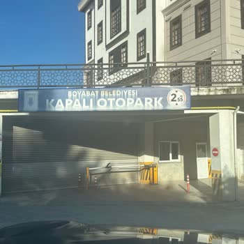 24 Saat Açık Görünen Şarj İstasyonu Kapalı Otoparkta Ve Saat Sınırlamasıyla Kullanılamıyor
