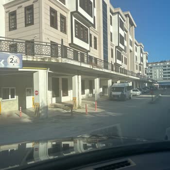 24 Saat Açık Görünen Şarj İstasyonu Kapalı Otoparkta Ve Saat Sınırlamasıyla Kullanılamıyor