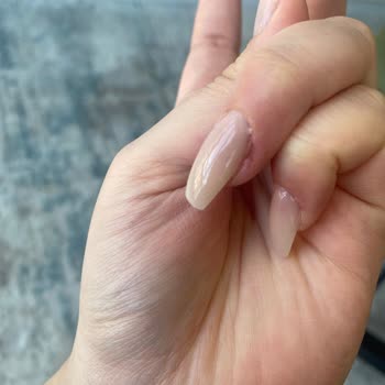 Bloom Beauty Studio Deneyimsiz Kadro Ve Hijyen Sorunu Nedeniyle Ciddi Kesikler Ve Yanık