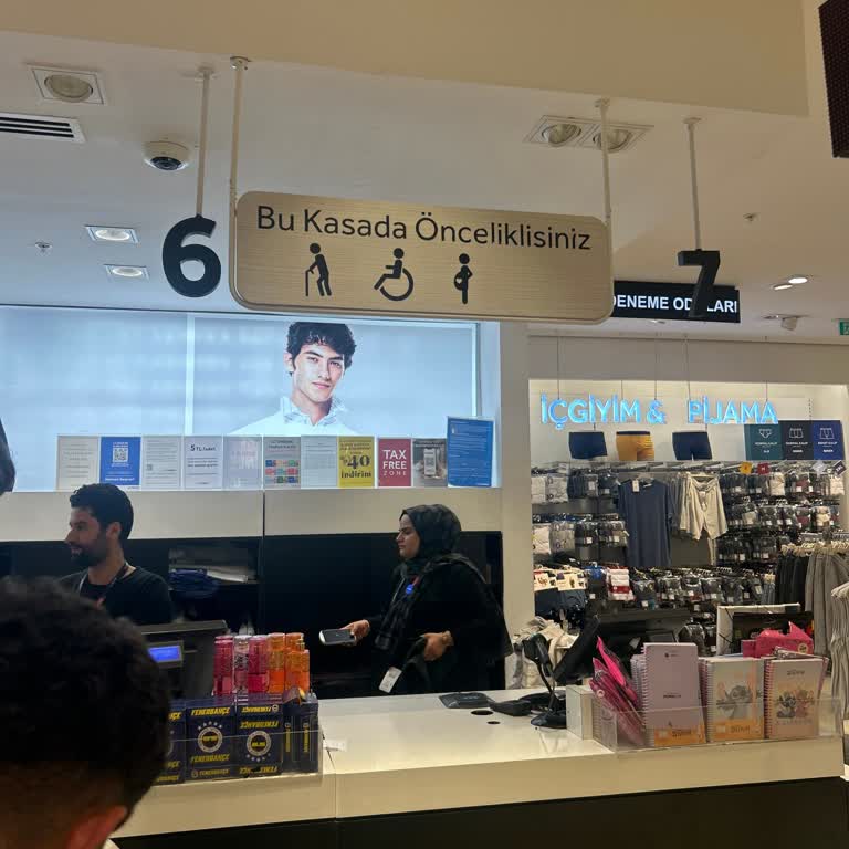 LCW Mağazasında Yaşlı Müşteriye Öncelik Tanınmaması