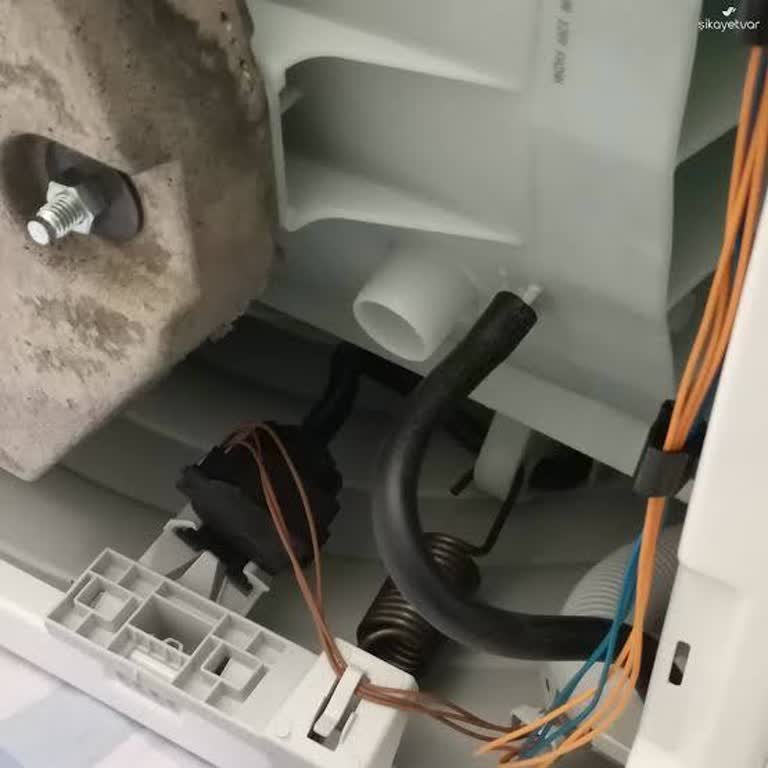 Bosch Çamaşır Makinesindeki Su Sızıntısı Ve Ana Kart Arızası Nedeniyle Aşırı Tamir Ücreti