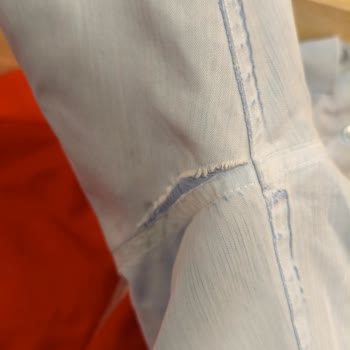 Altın Yıldız Klasik Mağazasında Ayıplı Gömlek 5 Ayda Yırtıldı Ve Değişim Reddedildi