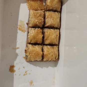 Baklavada Sert Taş Parçası: Hijyen Ve Kalite Güvencesi Sarsıldı