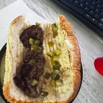 Köfteci Yusuf'ta Çiğ Köfte, Soğuk Ekmek Ve Uzun Bekleme