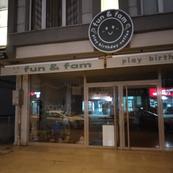 Fun & Fam Cafe İçerisi Boşken Keyfi Şekilde Müşteri Seçmesi