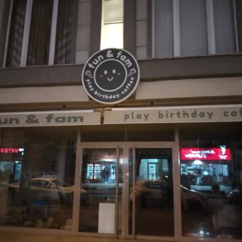 Fun & Fam Cafe İçerisi Boşken Keyfi Şekilde Müşteri Seçmesi