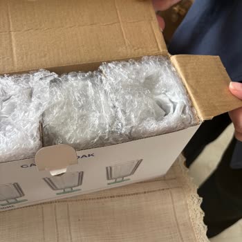 Kırık Kadehler Ve Çizikli Kahve Fincanı İçin Ürün Değişimi Talebi