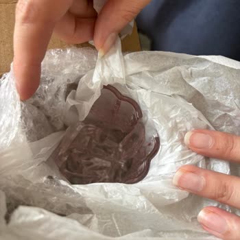 Kırık Kadehler Ve Çizikli Kahve Fincanı İçin Ürün Değişimi Talebi