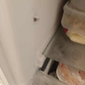Uğur Markasının Derin Dondurucu Kapağı Üretim Hatası Nedeniyle Kırıldı Ve Ücretsiz Değişim Talebi