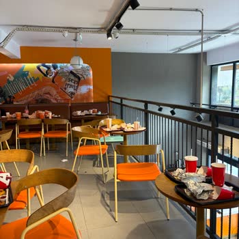 Popeyes Ve Arby's Şubelerinde Masalar Kirli Ve Siparişler Gecikiyor