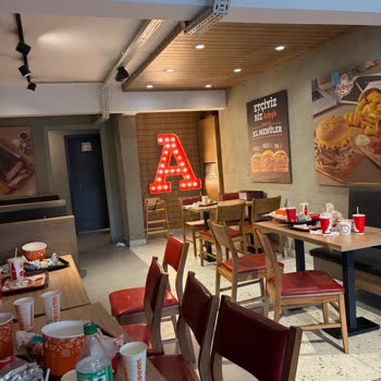 Popeyes Ve Arby's Şubelerinde Masalar Kirli Ve Siparişler Gecikiyor