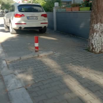 Kaldırıma Sürekli Araç Parkı Engelli Annemi Mağdur Ediyor