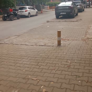 Kaldırıma Araç Parkı Engelli Bireylerin Güvenliğini Tehlikeye Atıyor