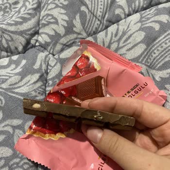Ambalajda Belirtilen Çilekli Cheesecake Dolgusu Olmayan Çikolata