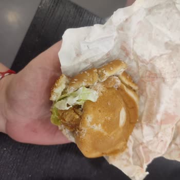 Popeyes Beylikdüzü Şubesinde Bayat Ekmek, Kırık Patates Ve İlgisiz Personel