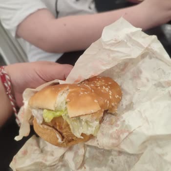 Popeyes Beylikdüzü Şubesinde Bayat Ekmek, Kırık Patates Ve İlgisiz Personel