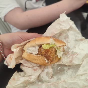 Popeyes Beylikdüzü Şubesinde Bayat Ekmek, Kırık Patates Ve İlgisiz Personel