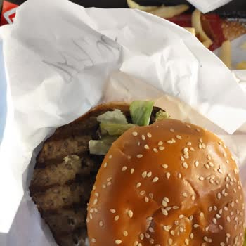 Burger King Görseldeki Karamelize Soğanlar Gerçekte Yok