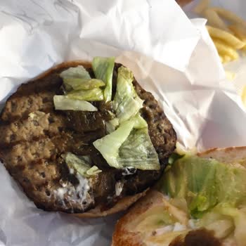 Burger King Görseldeki Karamelize Soğanlar Gerçekte Yok