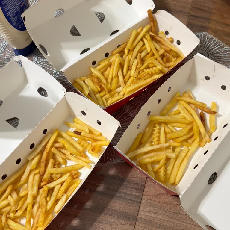 İki Pakette Boş Ve Bayat Patates, Soslar Yok: Çözüm Sunulmadı