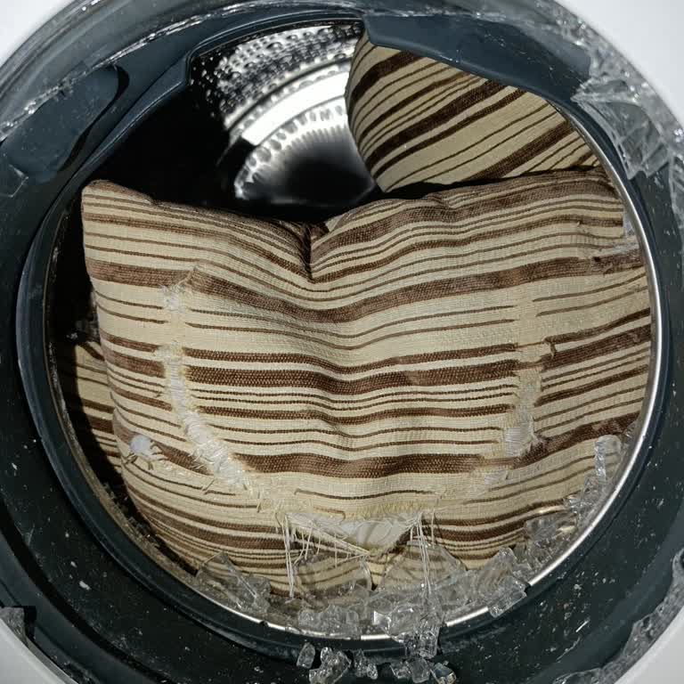 Yeni Bosch Çamaşır Makinesinin Cam Kapağı Çalışırken Kırıldı; Servis Gecikmesi Mağduriyet Yaratıyor
