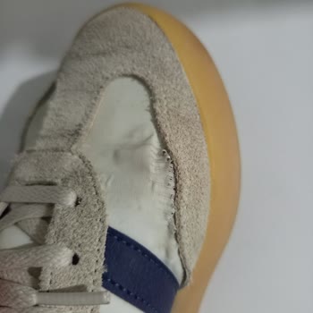 Adidas Ayakkabının Dikiş Yerlerinden Açılma Oldu