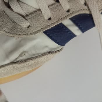Adidas Ayakkabının Dikiş Yerlerinden Açılma Oldu