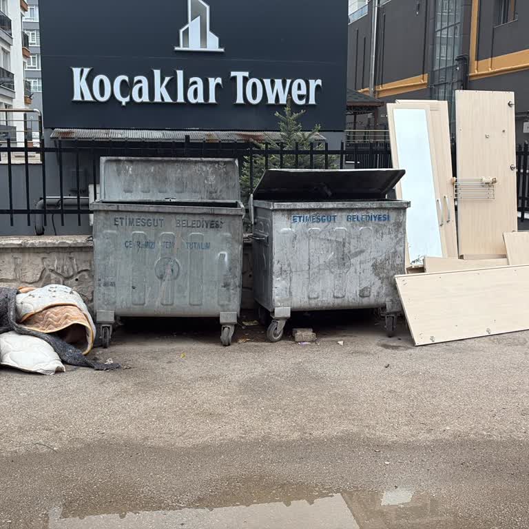 Bina Girişindeki Çöp Konteynerleri Kirli Ve Kötü Koku Yayarak Temizlik İhmali Oluşturuyor