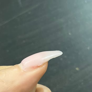 By Selin Beauty Salonunda Hijyen Ve İşçilik Sorunları Nedeniyle Protez Tırnaklar Kısa Sürede Bozuldu