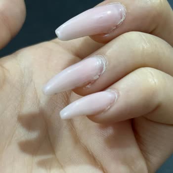 By Selin Beauty Salonunda Hijyen Ve İşçilik Sorunları Nedeniyle Protez Tırnaklar Kısa Sürede Bozuldu