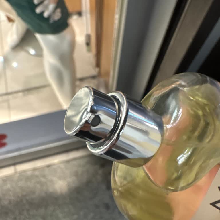 Kusurlu Parfüm Ve Saygısız Mağaza Müdürü