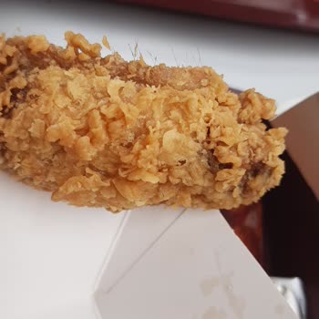 Popeyes Bornova Şubesinde Kanatta Tüy Bulunması Hijyen Sorunu