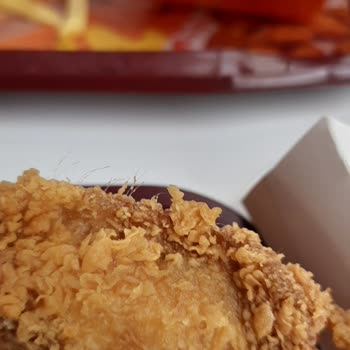Popeyes Bornova Şubesinde Kanatta Tüy Bulunması Hijyen Sorunu