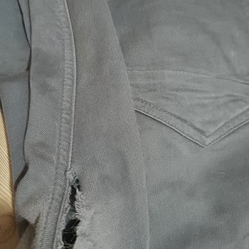 Mavi Kot Pantolonda Ağ Bölümünde Sürekli Yırtılma