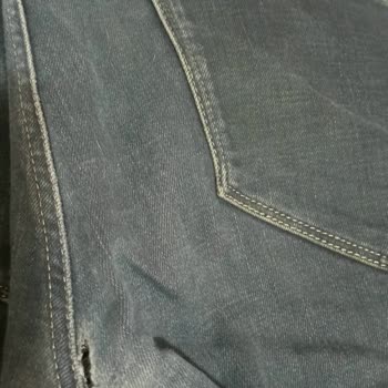 Mavi Kot Pantolonda Ağ Bölümünde Sürekli Yırtılma