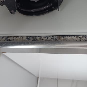 Glint Temizleyici Metal Tezgâhıma Kalıcı Leke Bıraktı, Uyarı Yok