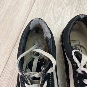 Vans Ayakkabısında Kısa Sürede Tek Ayakta Soyulma Ve Üretim Hatası İddiası