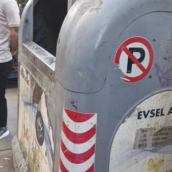 Otobüs Durağındaki Çöp Konteyneri Sağlık Ve Güvenlik Tehlikesi Yaratıyor