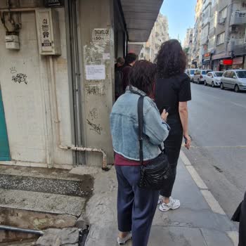 Otobüs Durağındaki Çöp Konteyneri Sağlık Ve Güvenlik Tehlikesi Yaratıyor